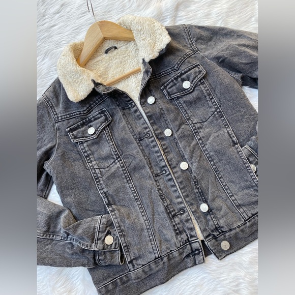 🌻TOPSHOP Oversized borg denim jacket
🌻bust-36
🌻sleevelength-23
🌻length-21 - Picture 3 of 6